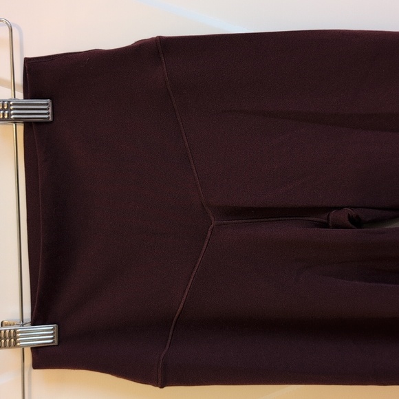 OFFLINE By Aerie Real Me High Waisted Crossover Marron Legging - Picture 3 of 7